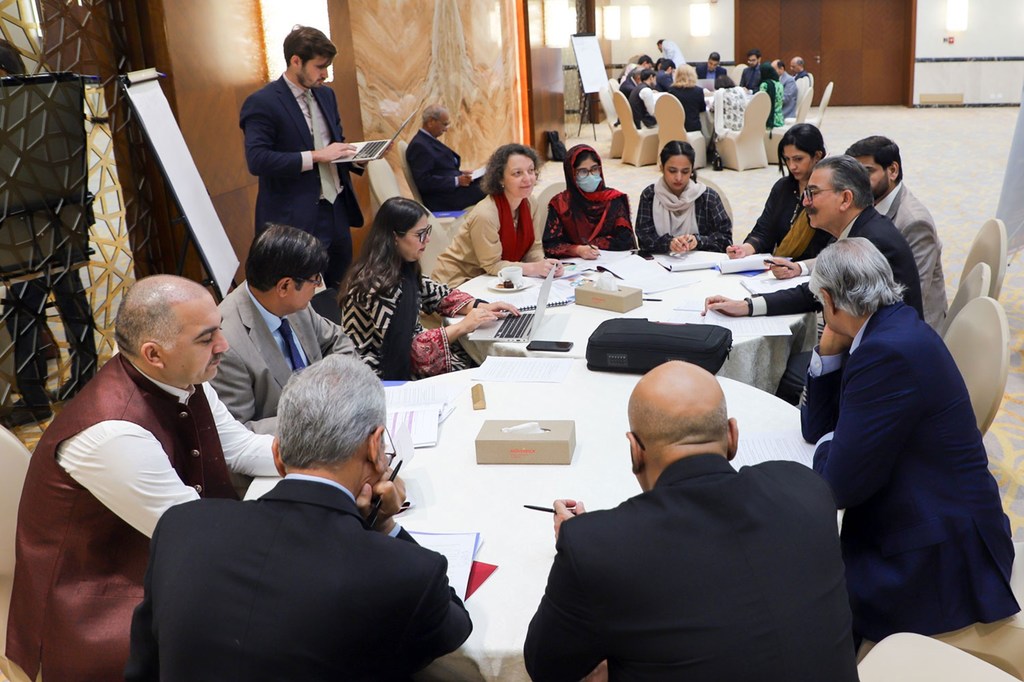 巴基斯坦打击有组织犯罪国家战略多利益相关方协商研讨会与会者。